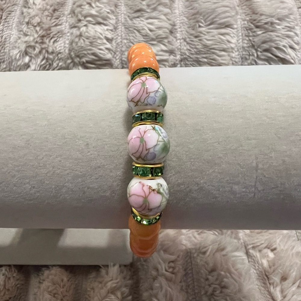 Peach Glass Beaded Bracelet with Floral Accent Beads and Green Crystals NWOT - Picture 2 of 6